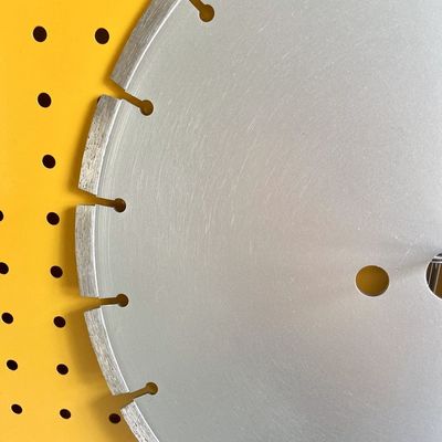 Taglio asciutto concreto a 7 pollici Diamond Saw Blade del granito saldato laser 180×2.4/1.8×10×13T di Huachang di alta qualità