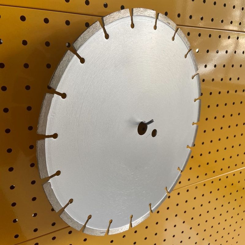 Il laser a 9 pollici di alta qualità 230×2.6/1.8×10×16T Huachang ha saldato il taglio asciutto concreto Diamond Saw Blade del granito